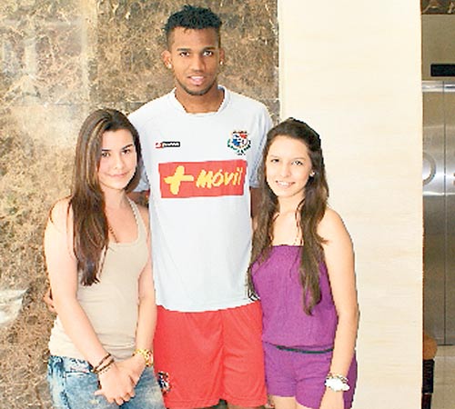<p>Una foto con Manotas.</p>
