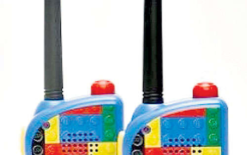 <p>¿Te gusta jugar a los detectives o algo así? La compañía Lego ha sacado a la venta un set de dos walkie-talkies. En el frente, ambos cuentan con un patrón de piezas de Lego de colores que les da un aspecto muy divertido. ¿Lo mejor? Tienen un alcance