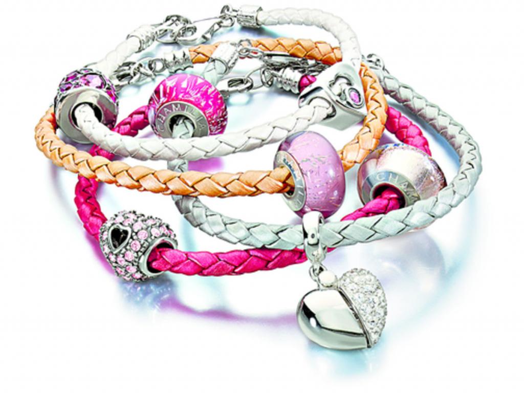 La colección de San Valentín, Heart & Soul, cuenta con este hermoso brazalete de cordones con colores y delicados dijes con piedras incrustadas.(Chamilia)