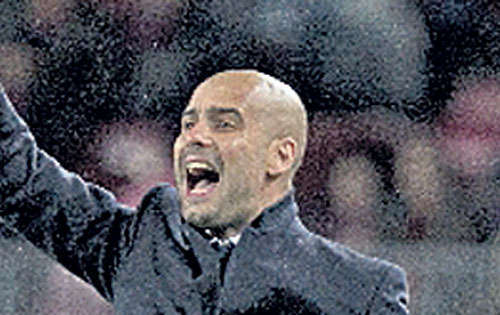 <p>Guardiola da instrucciones.</p>