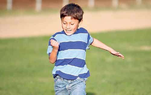 <p>Deportes. Jugar fútbol es una opción de actividad física.</p>