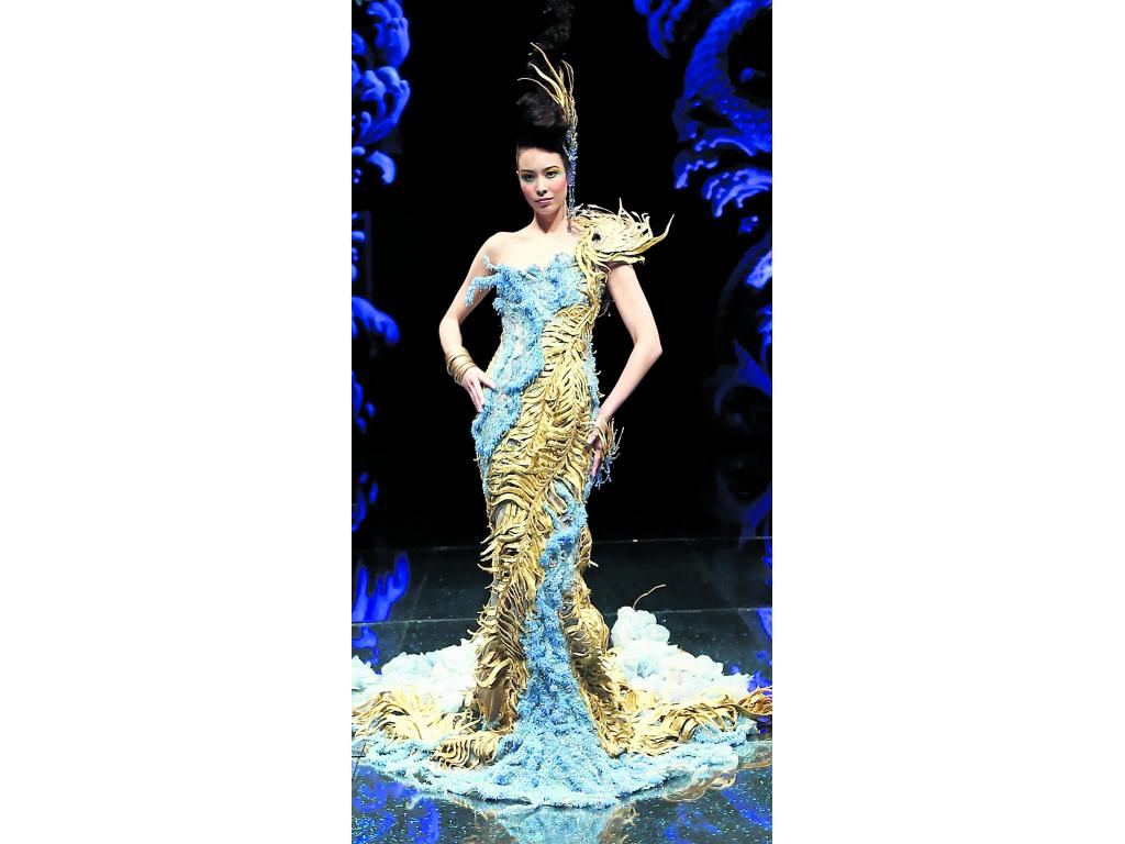 El mar. Se hace patente en un diseño en el que la línea sirena y la combinación de azul, blanco y el dorado convierten al vestido en una verdadera obra de arte.()