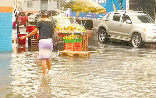 <p>Crecida. Calles inundadas en la ciudad de Colón.</p>