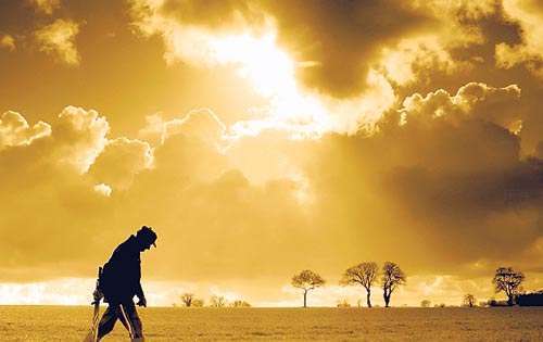 <p>Peregrino. El humano camina entre luces y sombras.</p>