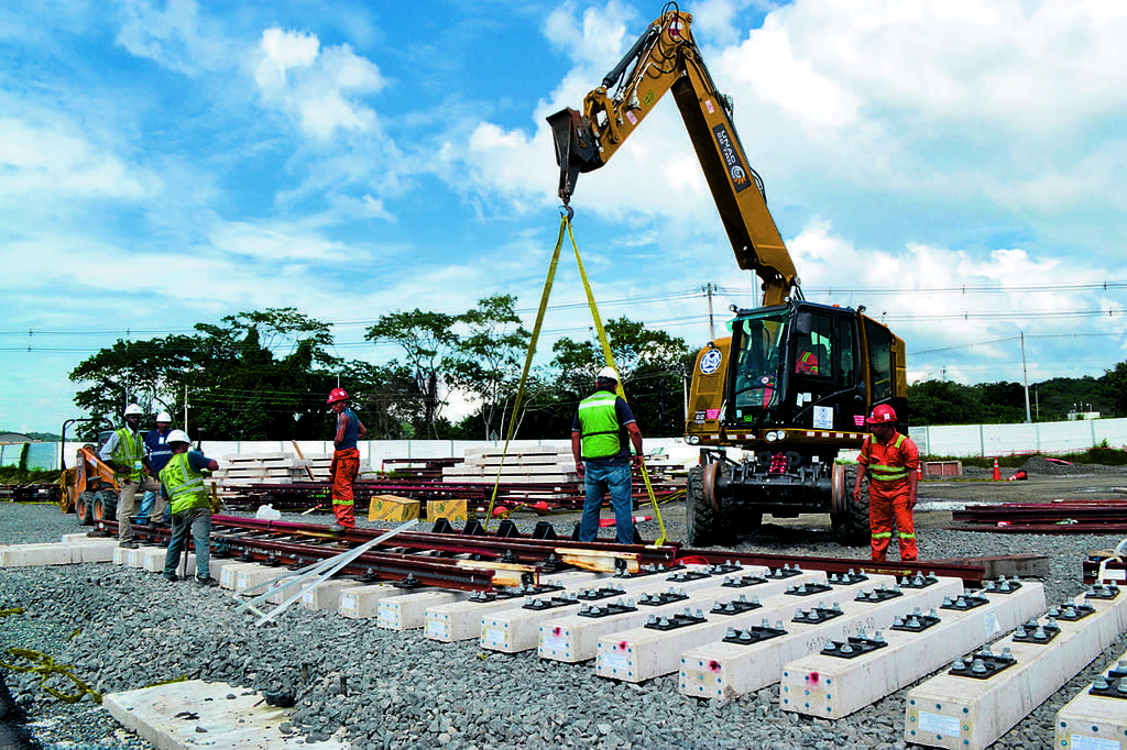 Trabajo. Colocación de los andenes de trenes. (Cortesía)