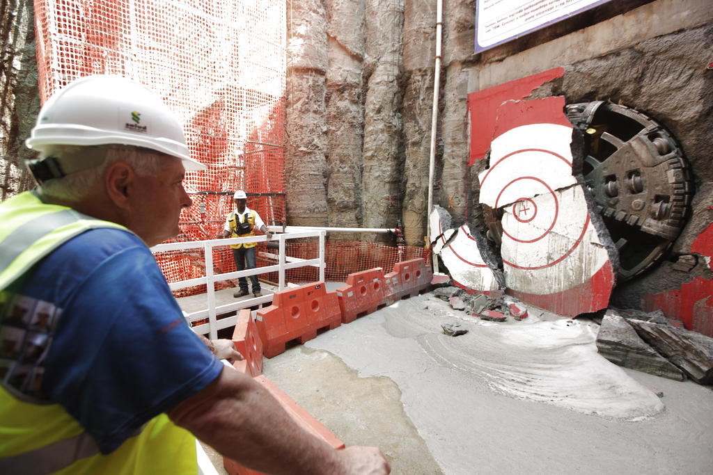 El presidente Ricardo Martinelli espera la salida de la tuneladora Gloria. Foto: Carlos Lemos<br>