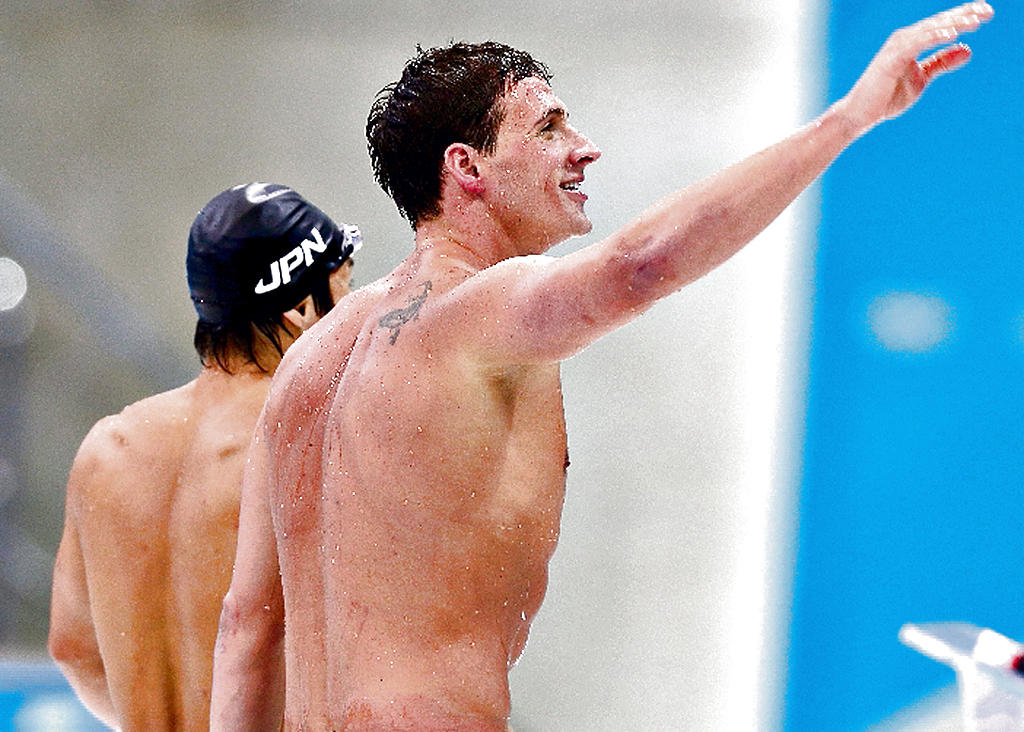 Ovación. Ryan Lochte saluda al público.(EFE)