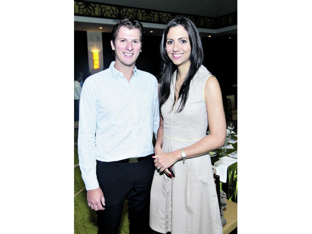 5. Ricardo Velásquez, Marilu Flors de Velásquez y Alexis Herrera.