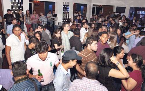 <p>Felices. Público contento con el reencuentro de la banda.</p>