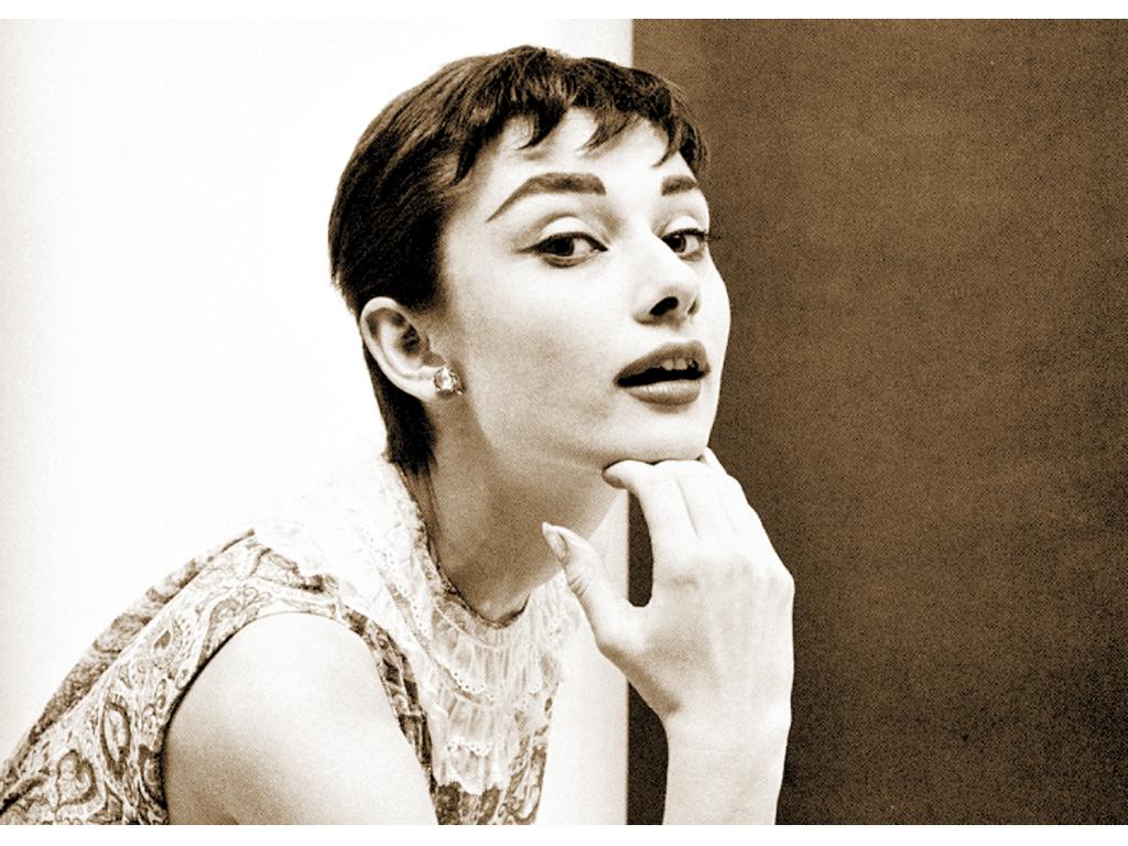 Desde los años 60, las grandes actrices de Hollywood siguen esta tendencia. Una de ellas fue la reconocida Audrey Hepburn; una muestra de que todas las tendencias vuelven a utilizarse.