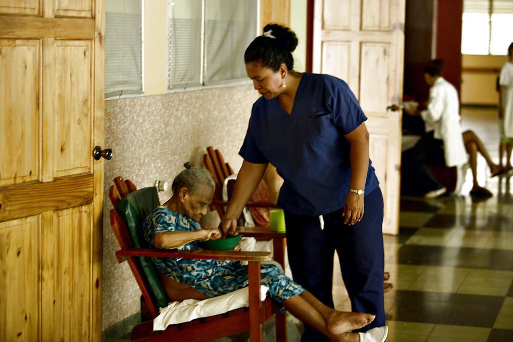 Atención. A los abuelitos se les da una atención especial.()