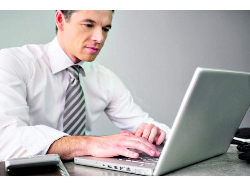 Reducir distracciones, programar tareas y establecer prioridades son recomendaciones para rendir en el trabajo.()