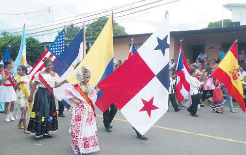 <p>Civismo. Los niños iniciaron el desfile en La Villa.</p>