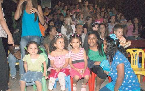 <p>Público. Ven la obra y se toman fotos de recuerdo. </p>