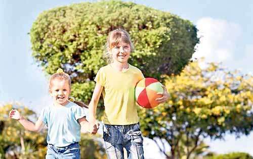 <p>Caminar. Son importantes las actividades al aire libre.</p>