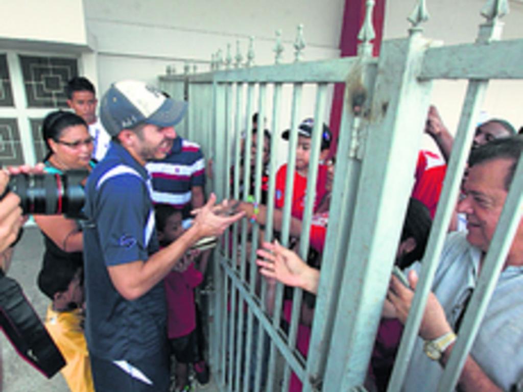5. Los hinchas esperaron bajo el sol a la Roja.