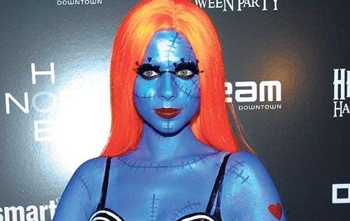 <p>La Gossip Girl Michelle Trachtenberg dejará a muchos rumorando sobre su espectacular atuendo de muñeca azul de ultratumba. </p>