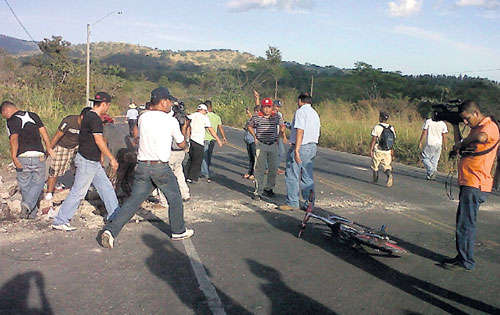<p>Reacción. Los afectados reabrieron la vía.</p>