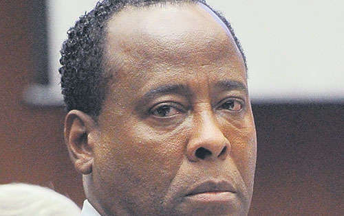 <p>Pena. Conrad Murray pagará cuatro años de cárcel.</p>