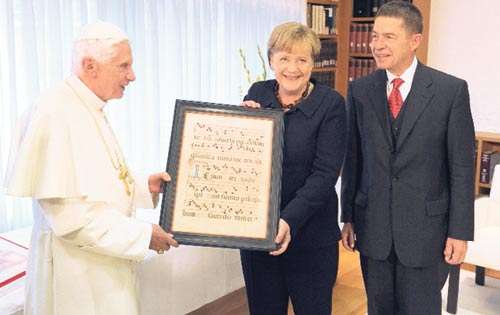 <p>Protocolo. Benedicto XVI fue recibido por la canciller Ángela Merkel y su esposo Joachim Sauer.</p>