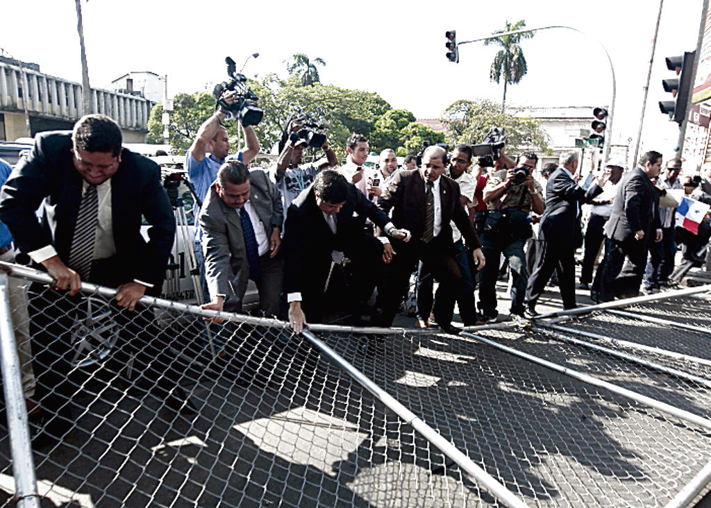 Disgusto. Los diputados opositores derribaron la cerca.(Víctor Arosemena)