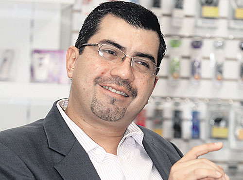 <p>Mendoza ha participado en grandes proyectos de iluminación como estadios de fútbol, grandes empresas maquileras, centros comerciales y carreteras de Centroamérica y el Caribe.</p>