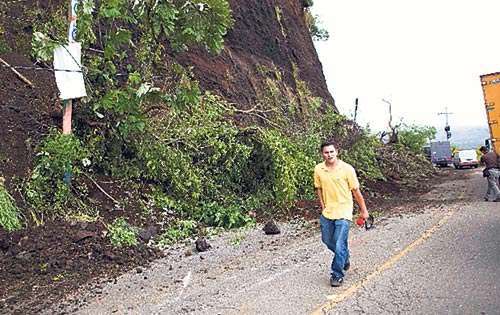 <p>Alerta. Deslizamiento de tierras y carreteras destruidas.</p>