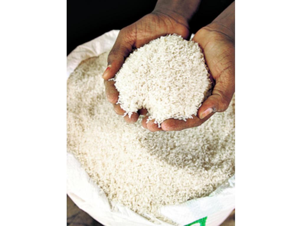 El arroz de primera puede encontrarse en $2.39 las cinco libras.(Archivo.)