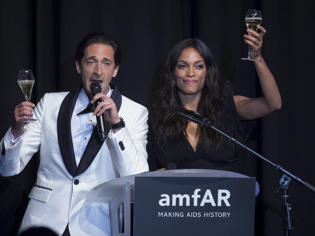 Rosario Dawson y su colega Adrian Brody. EFE<br>