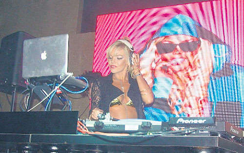 <p>Show. La dj tocando sus famosas mezclas electrónicas.</p>