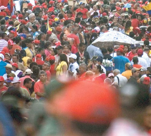 <p>Saludo. Miles de chavistas en el Palacio de Miraflores.</p>