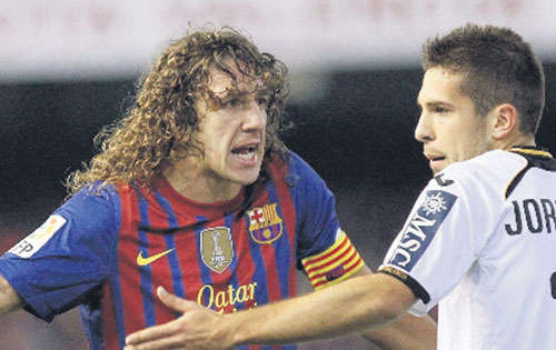 <p>Falta. Carles Puyol (izq.) discute con Jordi Alba.</p>