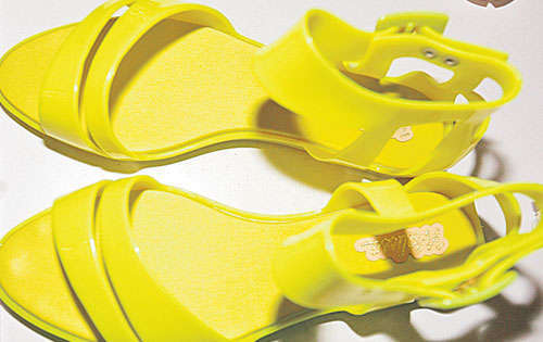 <p>sandalias en color amarillo neón de plástico de Melissa. </p>