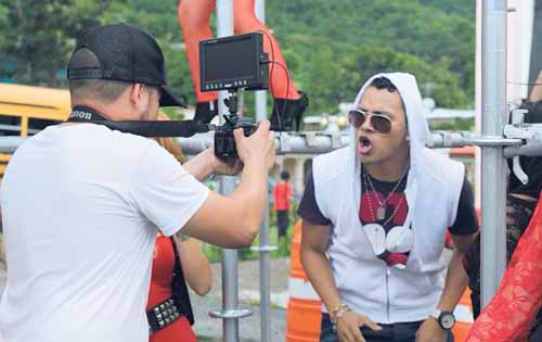 <p>Filmación. Nigga durante su participación en el video. </p>