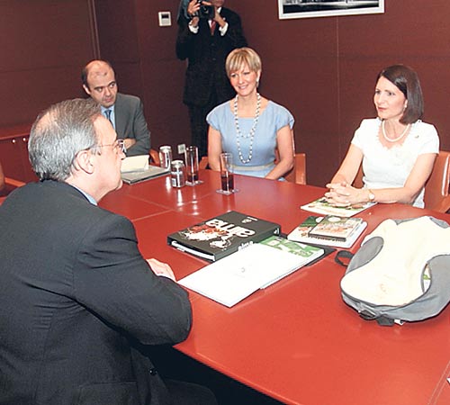 <p>Reunión con el presidente de la Fundación Real Madrid (sede España) Florentino Perez. Además, Lorena Castillo, y representantes de la Embajada de Panamá en España.</p>