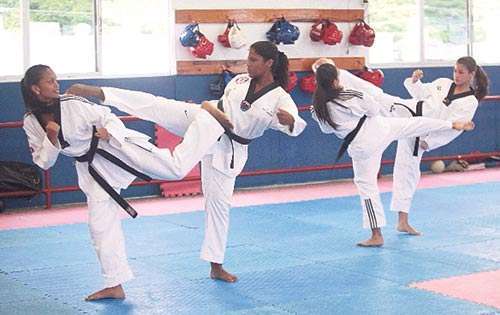 <p>Práctica. Los chicos entrenan una hora o dos al día.</p>