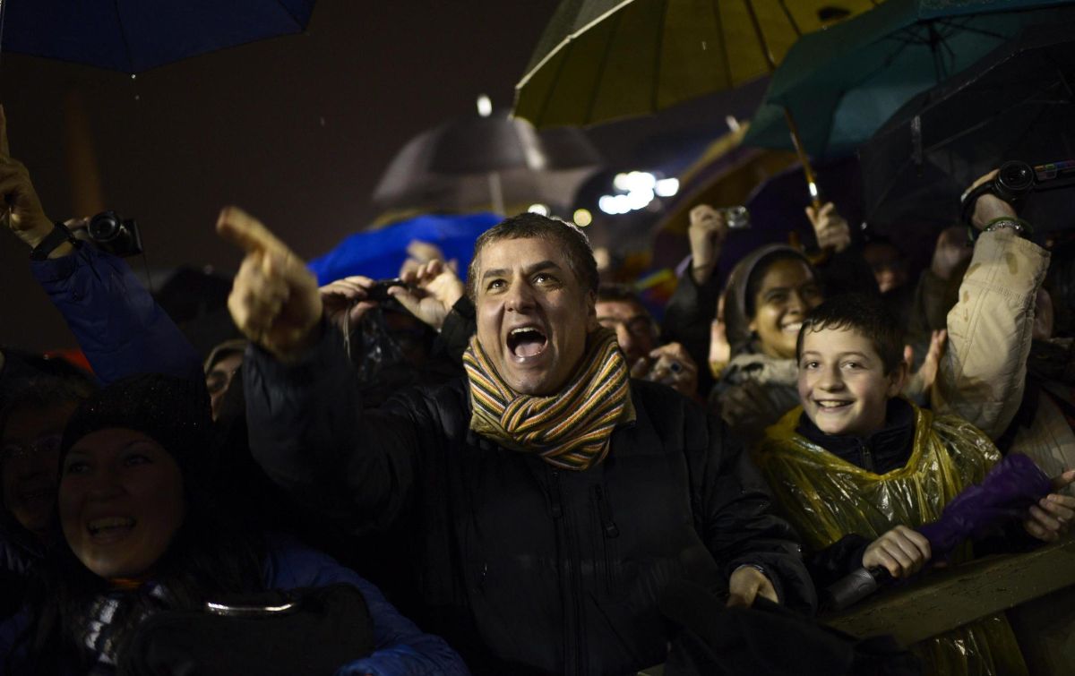 Francisco I, el nuevo papa de la Iglesia Católica que saludó a la multitud con un amable "buenas tardes". Foto/EFE.<br><br>