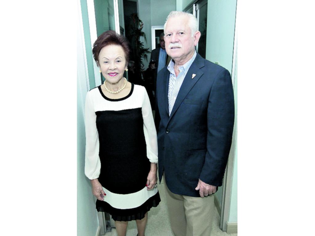6. Alicia Martínez, junto a Félix Cuevas.