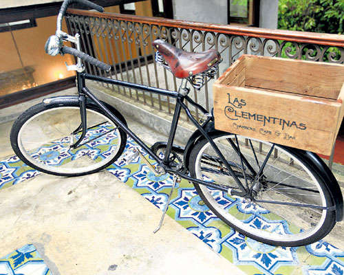 <p>Elementos. Una bicicleta, funcional y decorativa, como todo en Las Clementinas. </p>