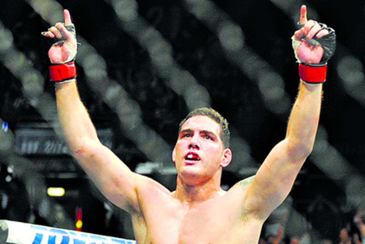 Campeón. Weidman defendió con éxito su título del peso medio y evitó que Silva cobrara venganza de la derrota que le había propinado en el UFC 162.(AP)