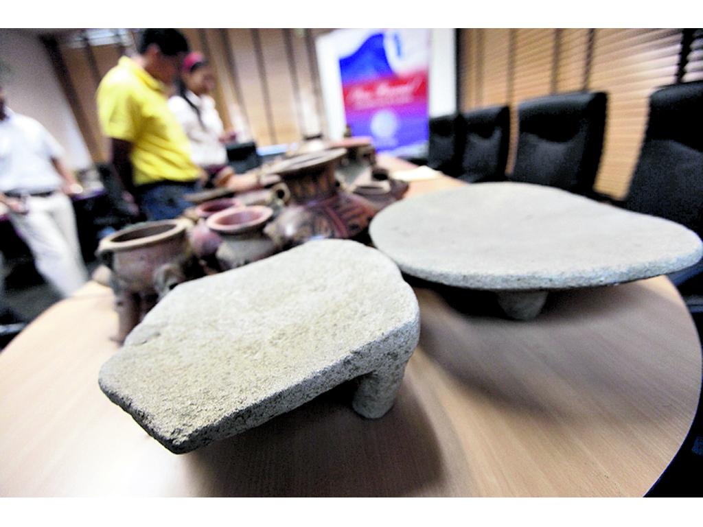 Objetos. Manos y metates para moler maíz.(Carlos Lemos.)
