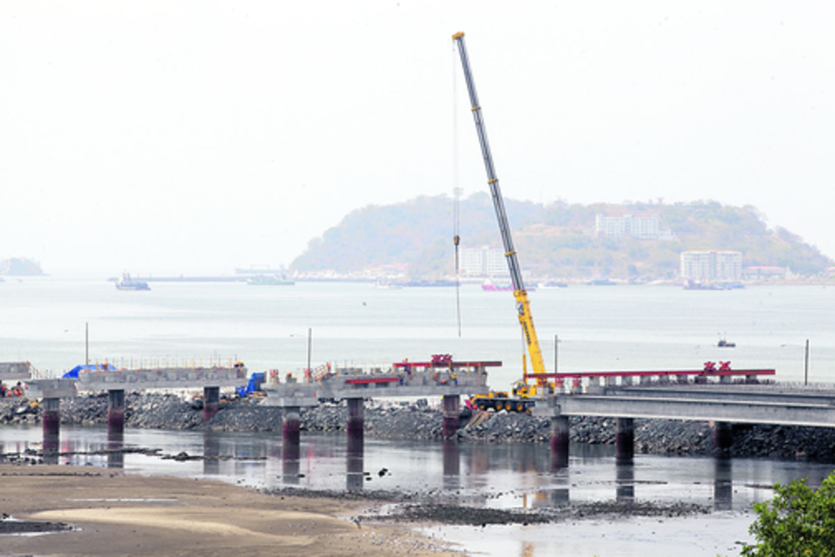 Trabajadores de Odebrecht afinan los últimos detalles en el rompeolas.