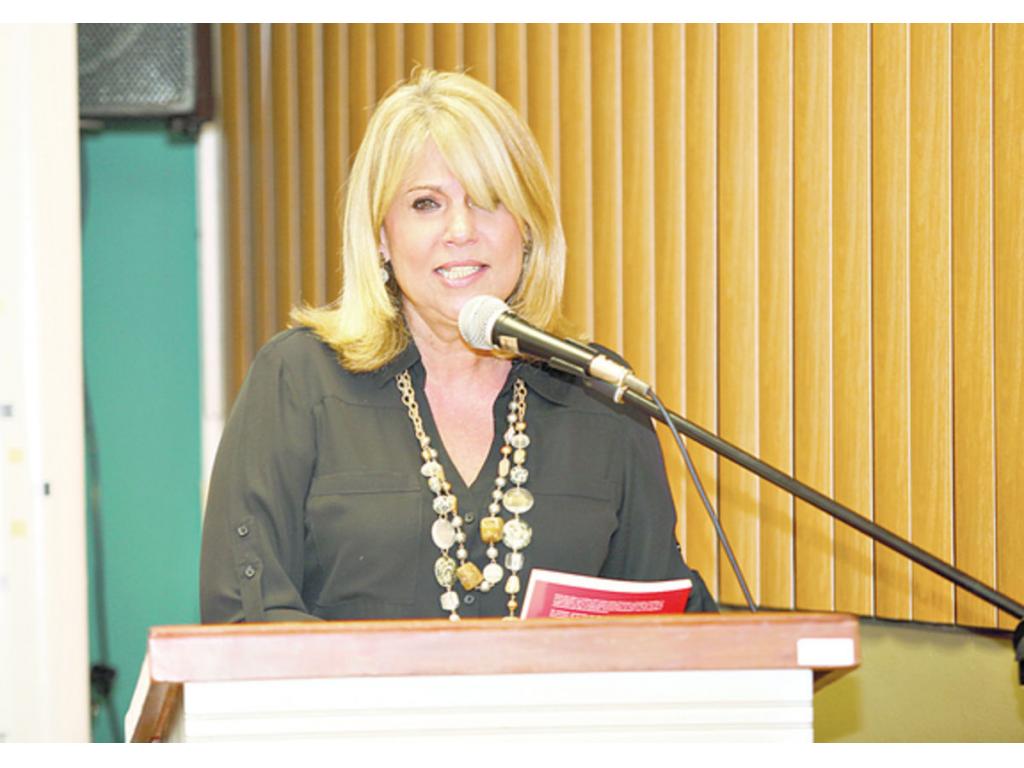 Diana Martans. Considera que Mora es el mejor cronista en Panamá.( Marly Domínguez. )