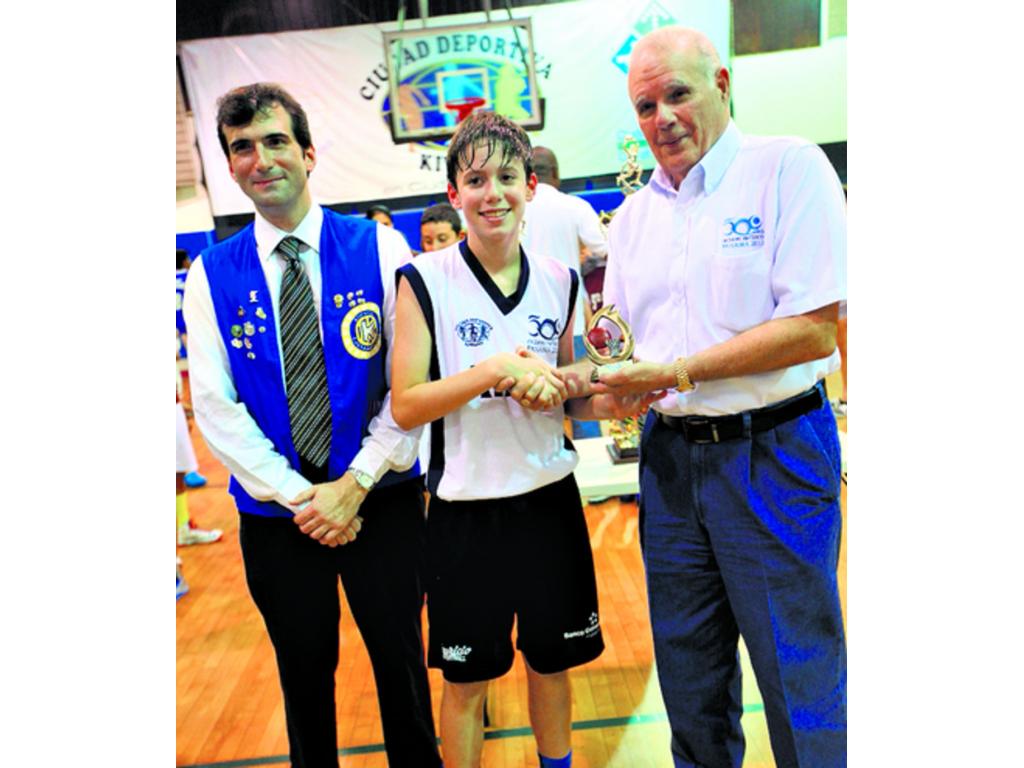 Ernesto Humbert se le entrega el trofeo del más valioso(Alberto Ortega)