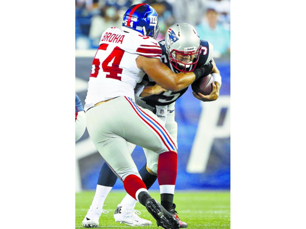 Matt Broha (54), en un juego ante los Patriotas, la pasada campaña.(AP)