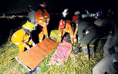 <p>Labor. Equipos de rescate sacan los cuerpos del área.</p>