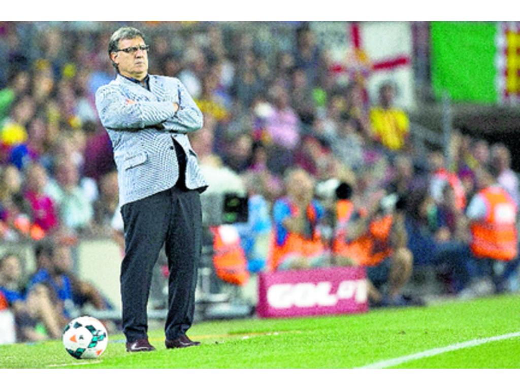 El entrenador argentino Gerardo Martino felicitó a sus jugadores.(EFE )