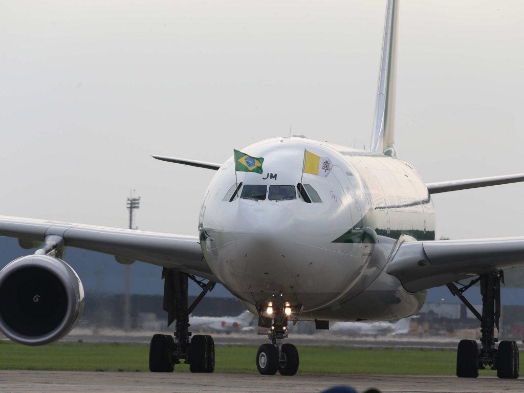 El avión con el papa Francisco llega. Foto/EFE<br>