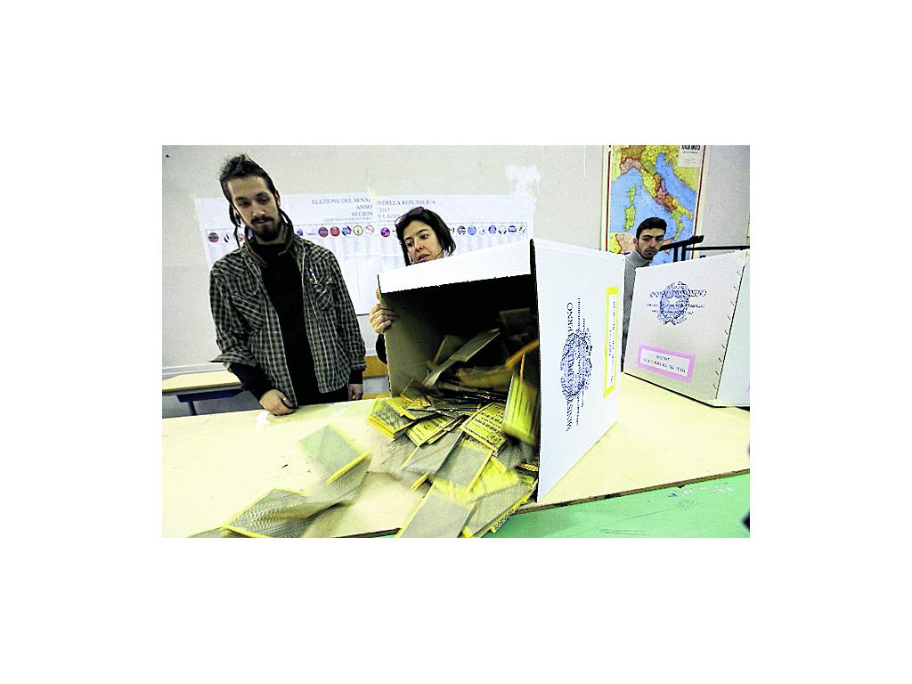 Conteo de los votos en un colegio electoral en Roma.(AP)