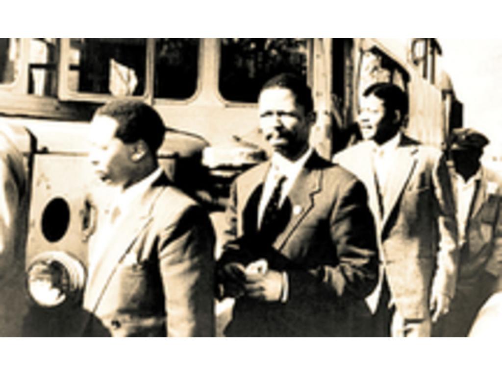 1963-1964 Juicios y condena Desde octubre de 1963 se le hizo un juicio, conocido como el de la traición de Rivonia. Allí fue condenado a cadena perpetua; pasó 18 años en Robben Island.